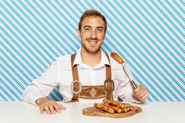 Foto grátis vista dianteira, de, homem, comer, linguiças