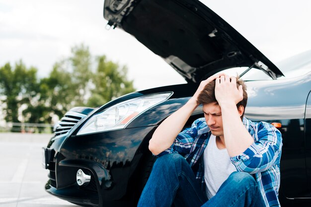 Vista dianteira, de, homem, e, carro preto