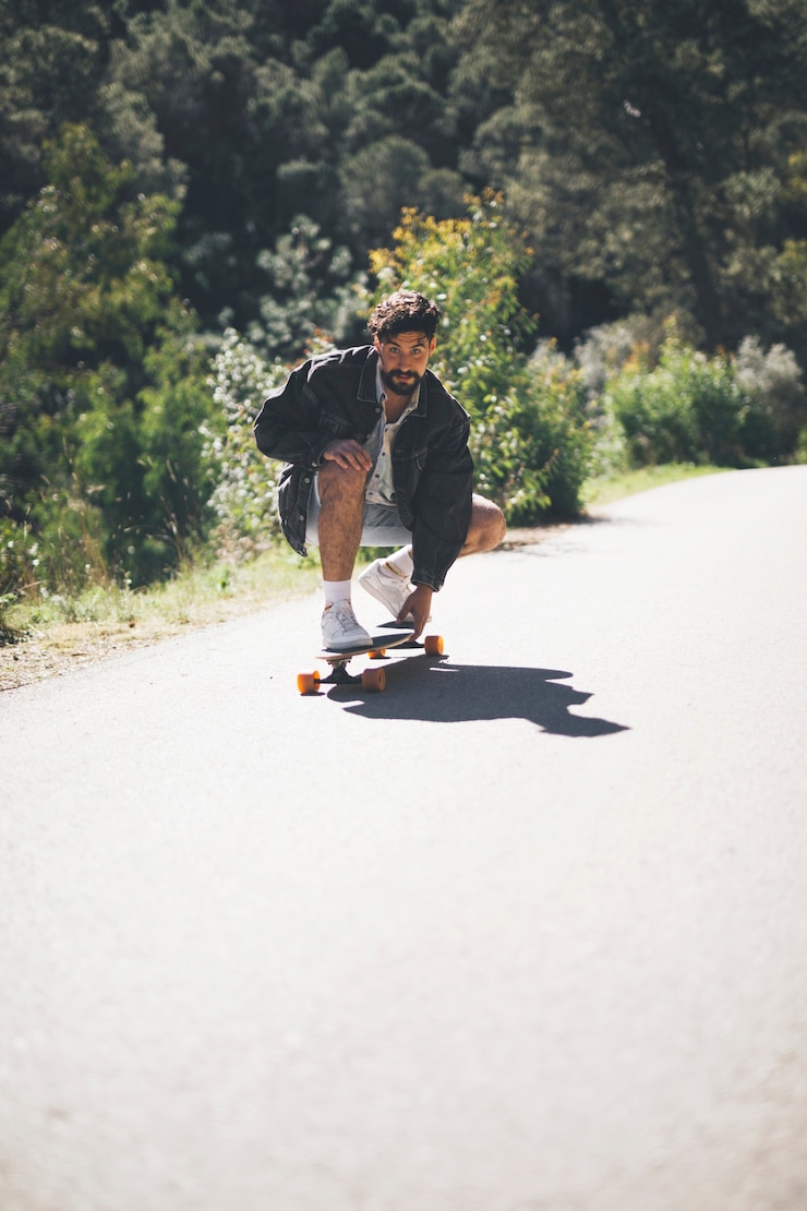 Foto grátis vista dianteira, de, homem, ligado, skateboard