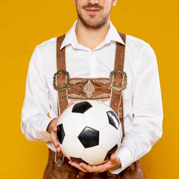 Vista dianteira, de, homem, segurando uma bola