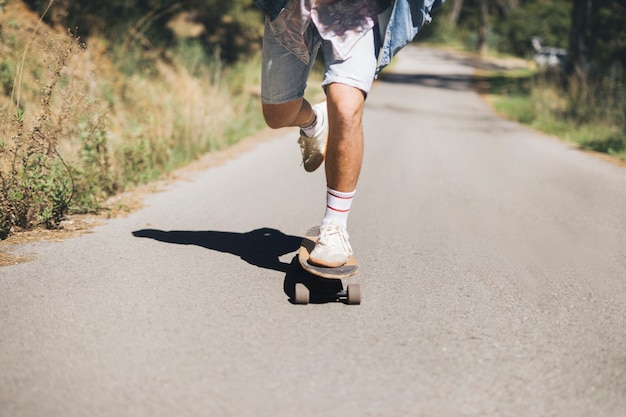 Vista dianteira, de, homem, skateboarding