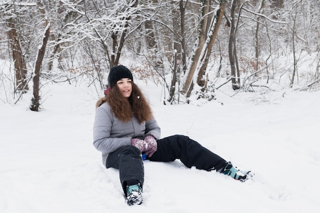 Vista dianteira, de, menina, desgastar, roupa morna, sentando, ligado, neve