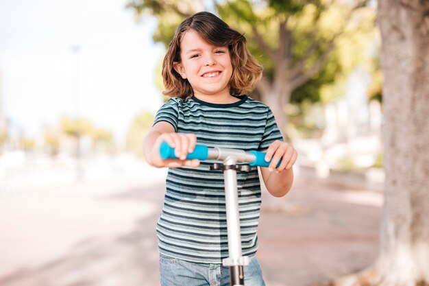 Vista dianteira, de, menino, tendo divertimento