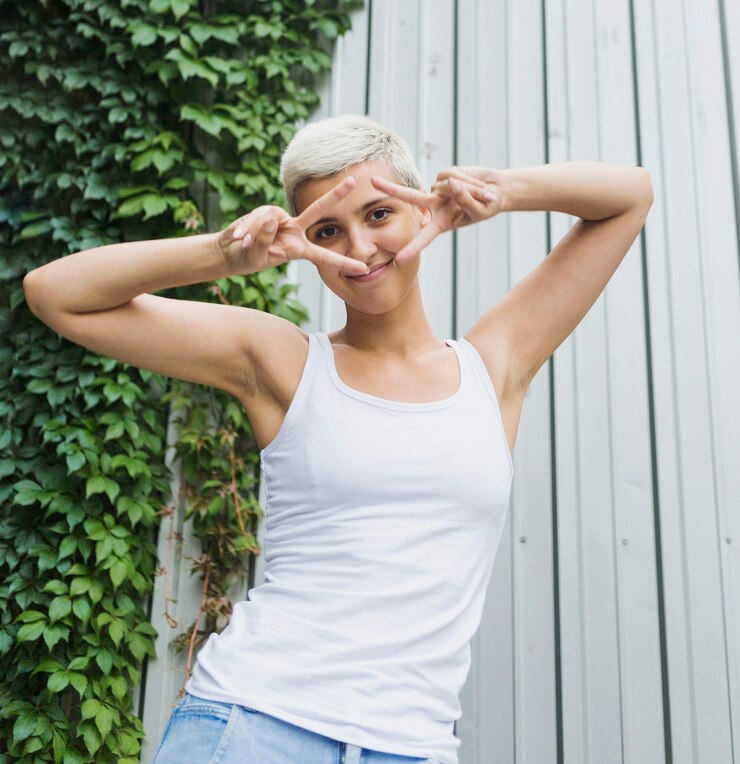 Foto grátis vista dianteira, de, mulher, com, cabelo curto