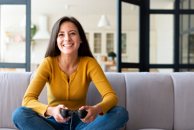 Vista dianteira, de, mulher, jogos jogando