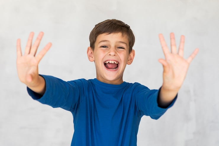 Foto grátis vista dianteira, menino, gritando
