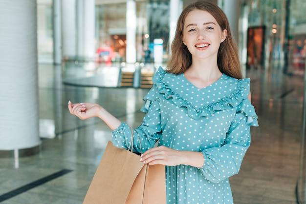 Vista dianteira, mulher, com, bolsas para compras