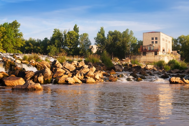 Vista diurna da barragem no rio Ebro. Logrono
