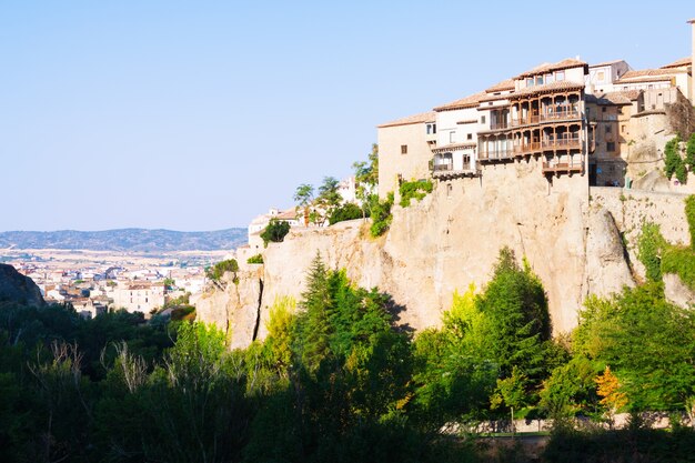 Vista diurna das casas penduradas