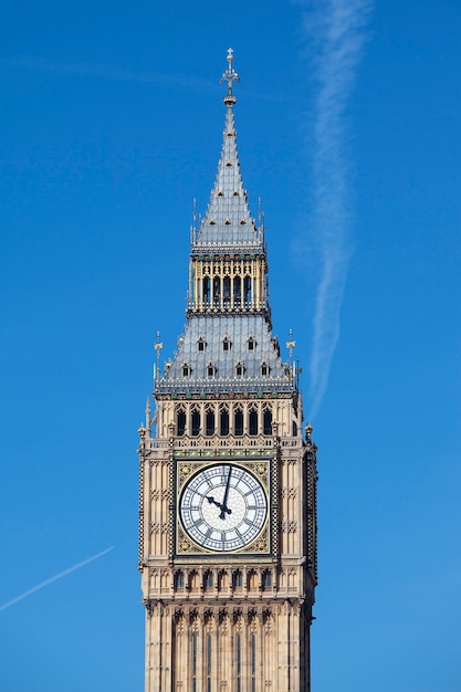 Vista do Big Ben com céu azul