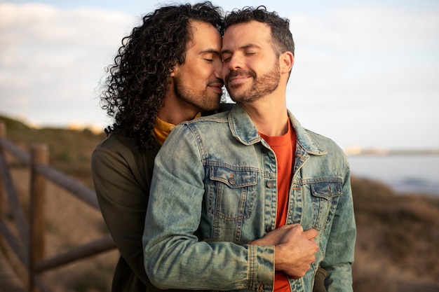 Vista do casal gay sendo carinhoso e passando tempo juntos na praia