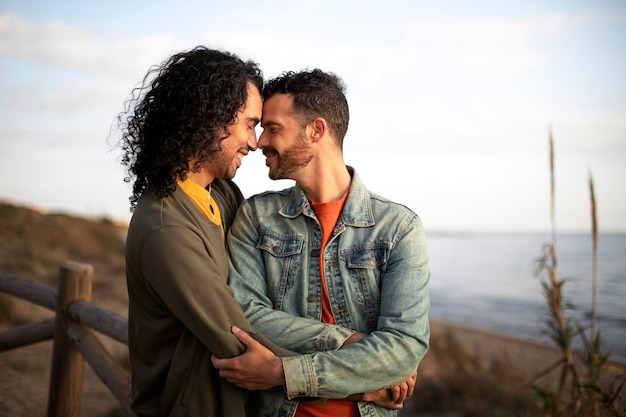 Vista do casal gay sendo carinhoso e passando tempo juntos na praia