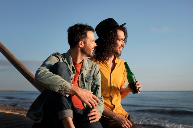 Foto grátis vista do casal gay sendo carinhoso e passando tempo juntos na praia