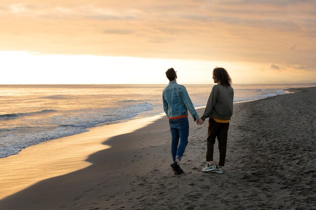 Vista do casal gay sendo carinhoso e passando tempo juntos na praia