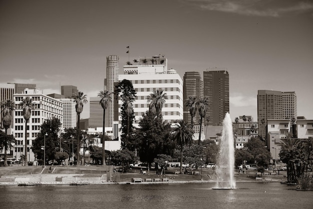 Vista do centro de Los Angeles do parque com arquiteturas urbanas e fonte.