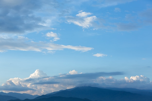 Vista do céu azul e da nuvem. fundo da natureza