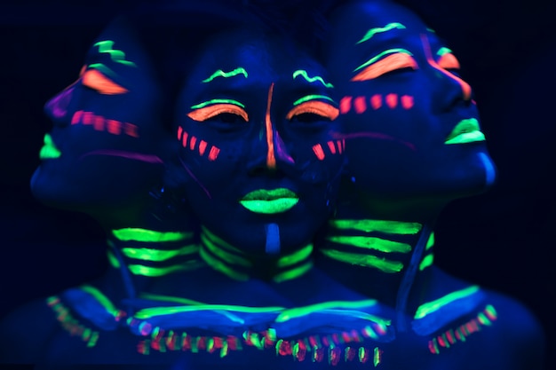 Vista do close-up da pessoa com maquiagem fluorescente