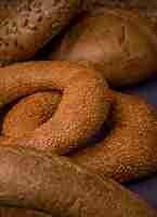 Foto grátis vista do close-up de bagels com baguete e pães sem caroço