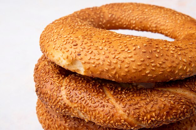 Vista do close-up de bagels turcos no fundo branco