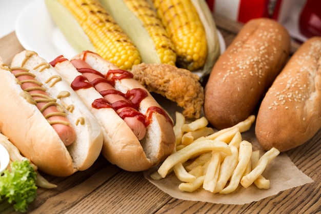 Vista do close-up de cachorro-quente e batatas fritas