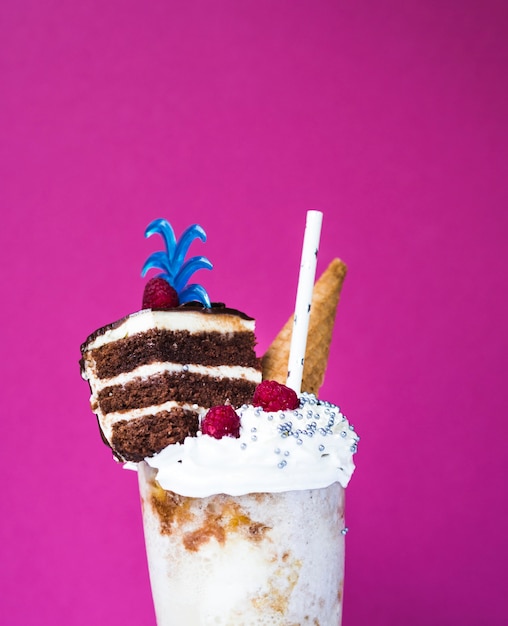 Foto grátis vista do close-up de delicioso milk-shake com fundo liso