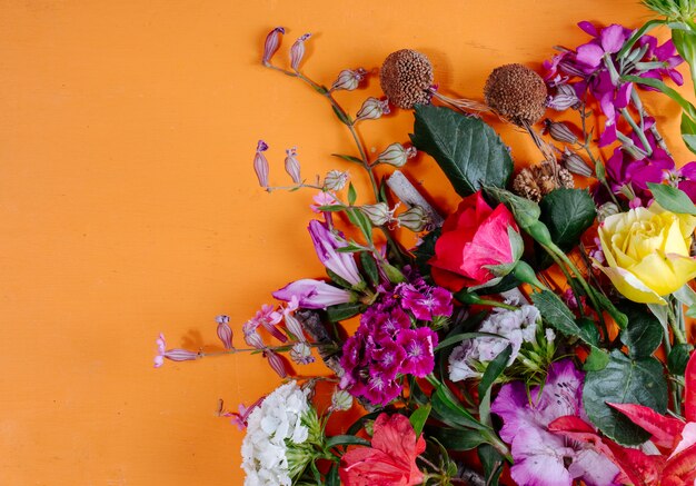 Vista do close-up de flores no lado direito e laranja com espaço de cópia