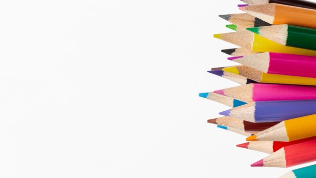 Vista do close-up de lápis coloridos com cópia-espaço