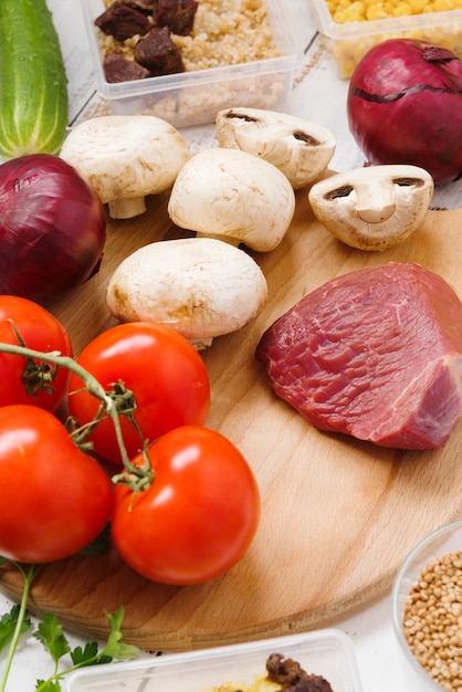 Vista do close-up de legumes e carne crua