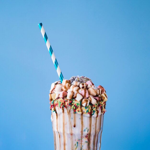 Vista do close-up de milkshake com marshmallow e cobertura de chocolate