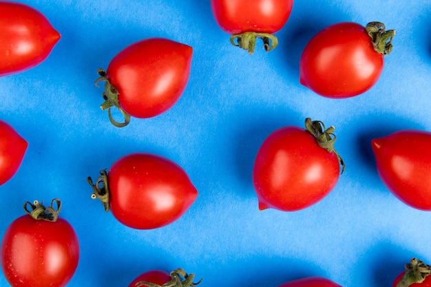Vista do close-up de padrão de tomate na superfície azul