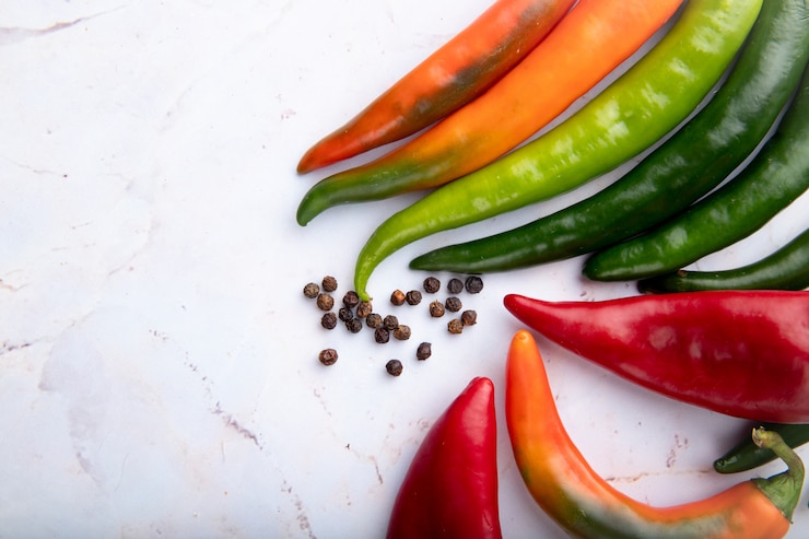 Foto grátis vista do close-up de pimentas e temperos de pimenta no lado direito e fundo branco, com espaço de cópia