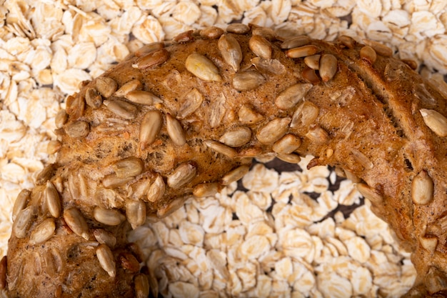 Vista do close-up de sementes de girassol no bagel em fundo de aveia