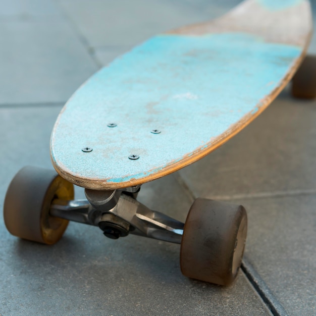 Vista do close-up de skate na cidade urbana