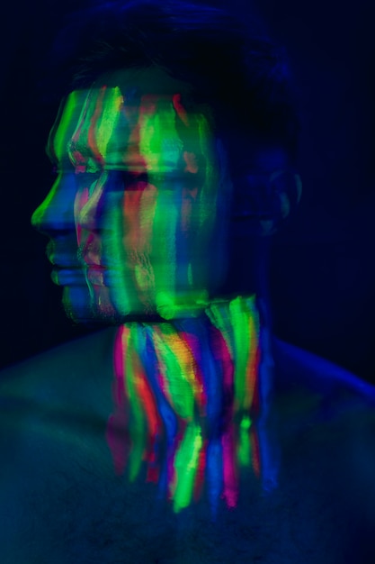 Vista do close-up do homem com maquiagem fluorescente