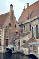 Foto grátis vista do edifício gótico do hospital st john's em bruges, bélgica