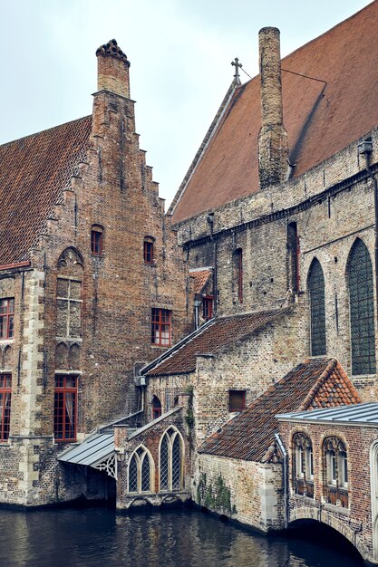 Vista do edifício gótico do hospital St John's em Bruges, Bélgica