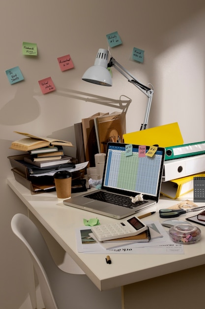 Vista do espaço de trabalho de escritório bagunçado com laptop