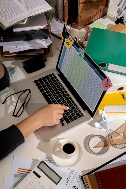 Vista do espaço de trabalho de escritório bagunçado com laptop