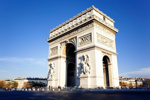 Vista do famoso arco do triunfo em paris