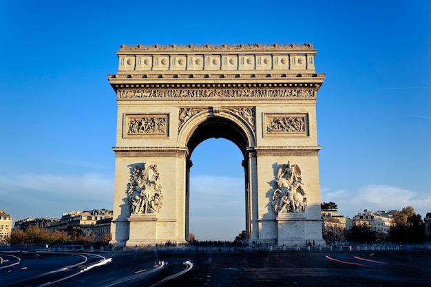 Vista do famoso Arco do Triunfo, Paris, França