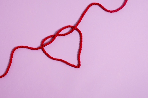 Vista do fio vermelho com forma de coração