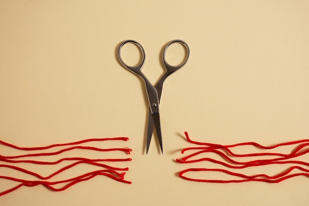 Foto grátis vista do fio vermelho cortado com tesoura