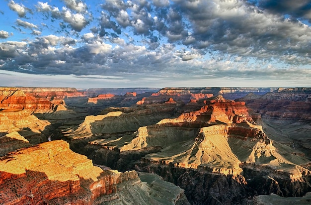 Foto grátis vista do grand canyon com nuvens pela manhã