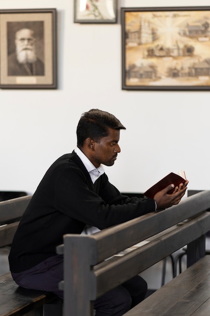 Foto grátis vista do homem rezando na igreja