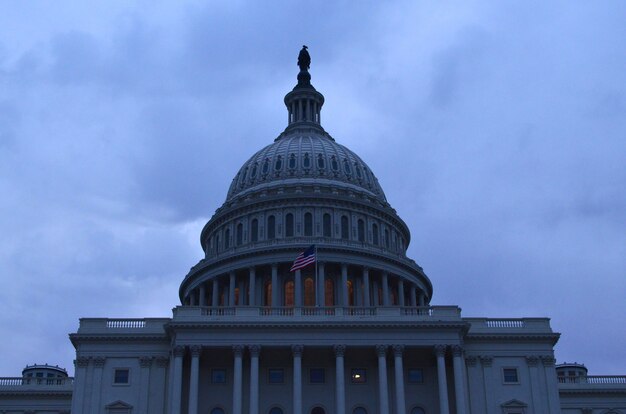 Vista do início da noite do Capitol Dome em Washington DC.