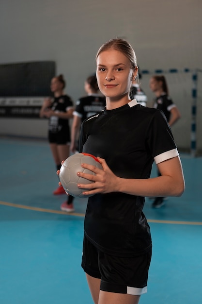 Foto grátis vista do jogador de handebol