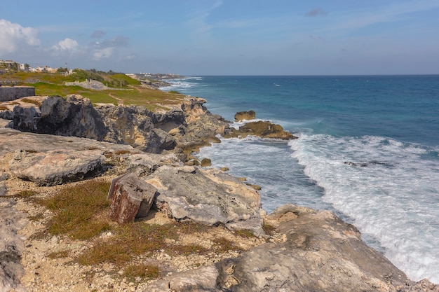 Vista do litoral rochoso com penhasco com vista para o mar em isla mujeres, no méxico