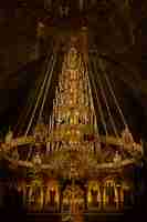 Foto grátis vista do lustre enorme na igreja