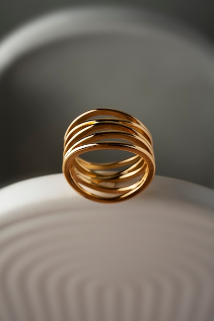 Vista do luxuoso anel de ouro