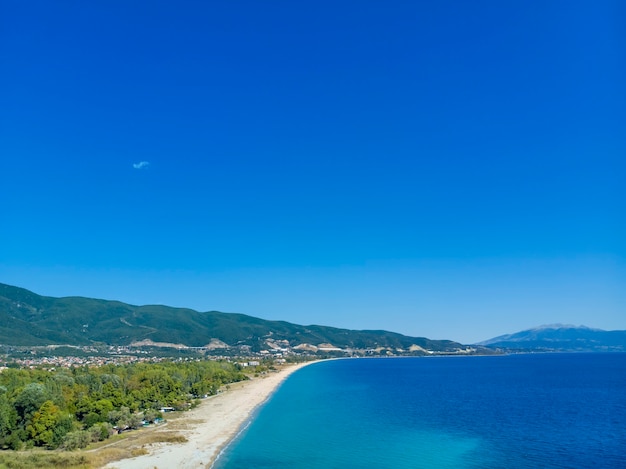 Vista do mar do drone na aldeia de Asprovalta, Grécia